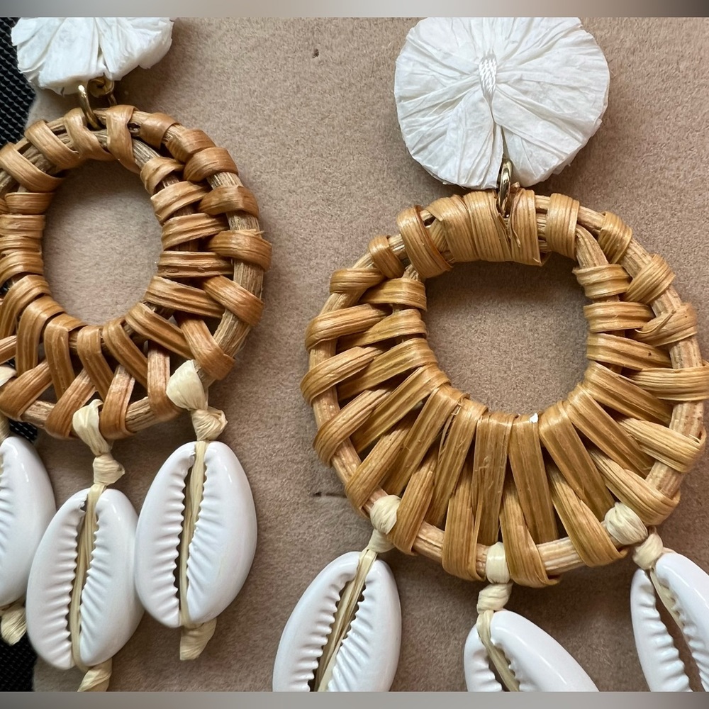 Beautiful Rattan Shell Earrings - Picture 3 of 5